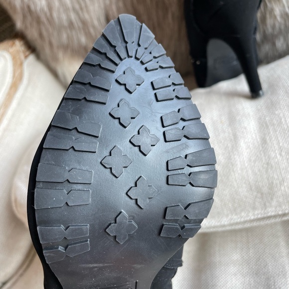 NWOT Size 7 SUEDE BOOTIE with small rivot detail. Never worn ankle boot … - Picture 3 of 7